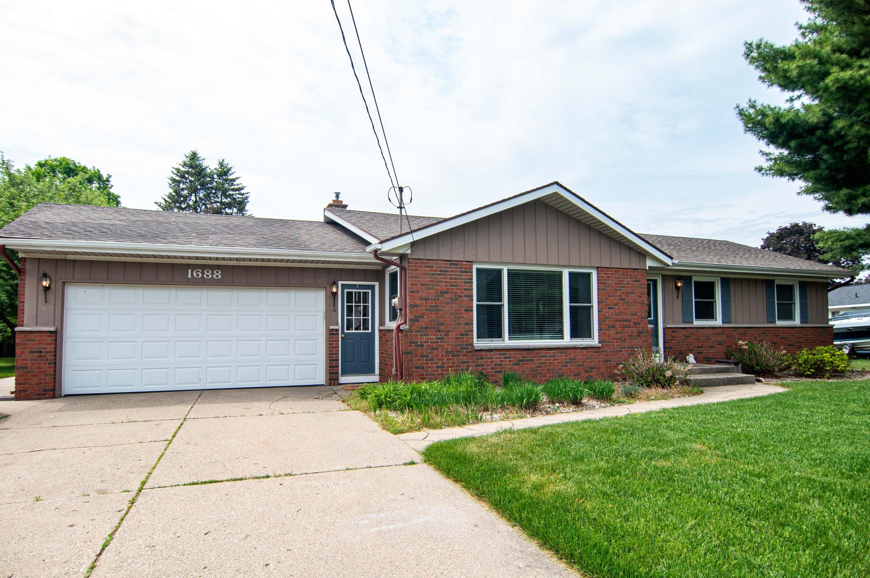 1688 Cedarlane Dr, Jenison, MI 49428-8116