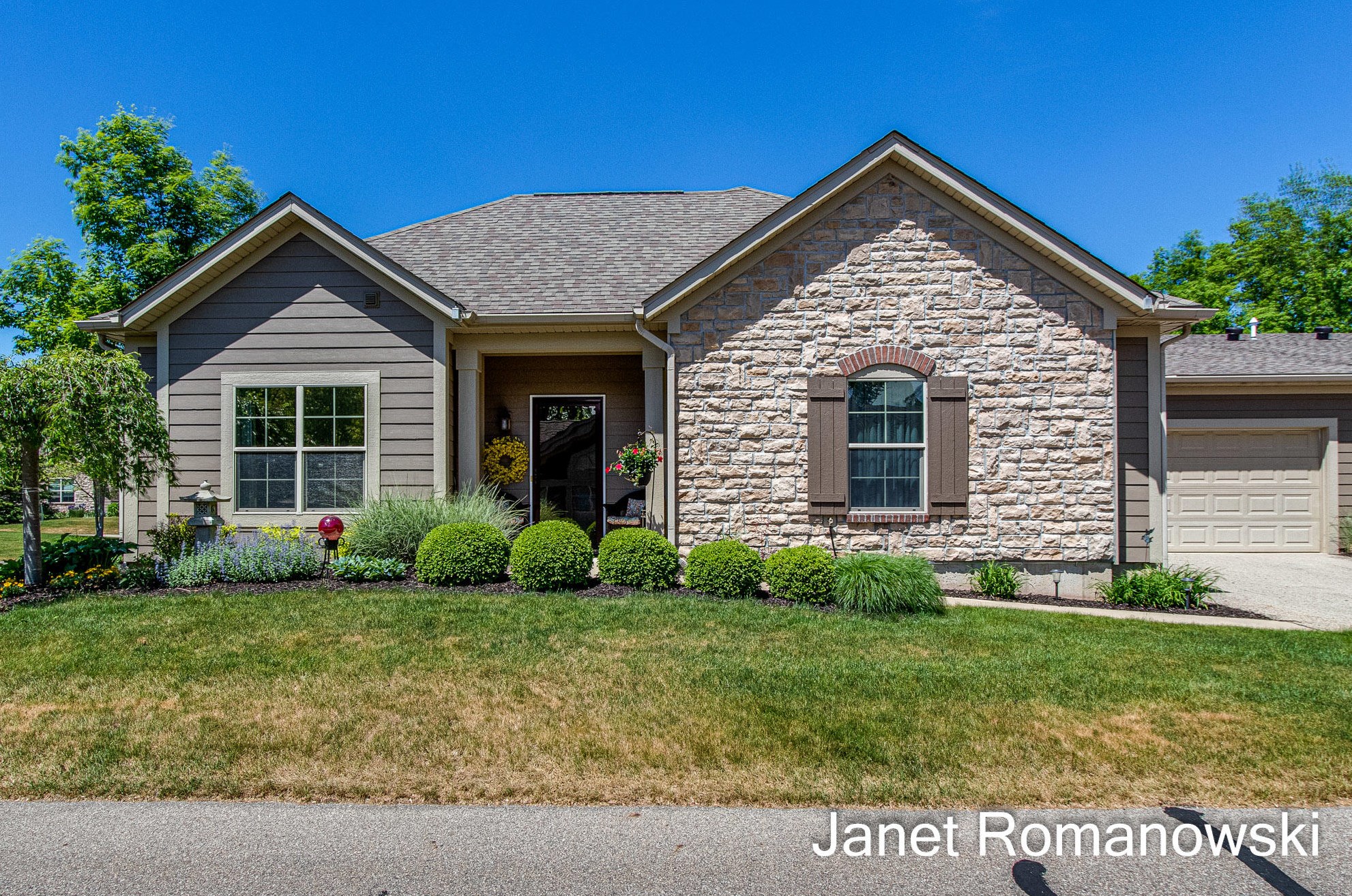 958 Bridge Crest Dr, Ada MI 49301-7828 exterior