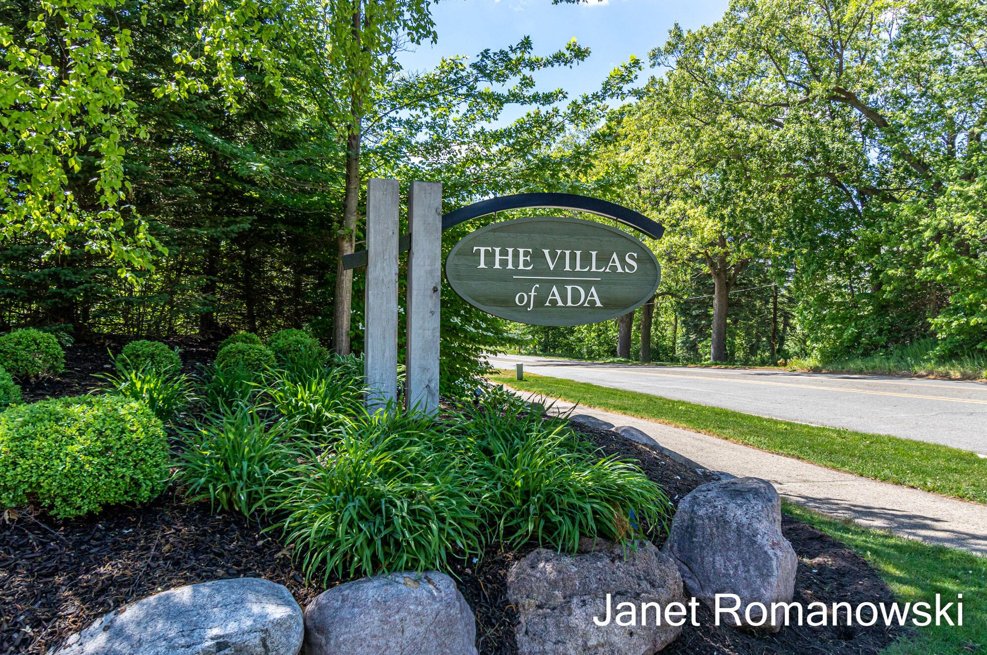 958 Bridge Crest Dr, Ada MI 49301-7828 exterior