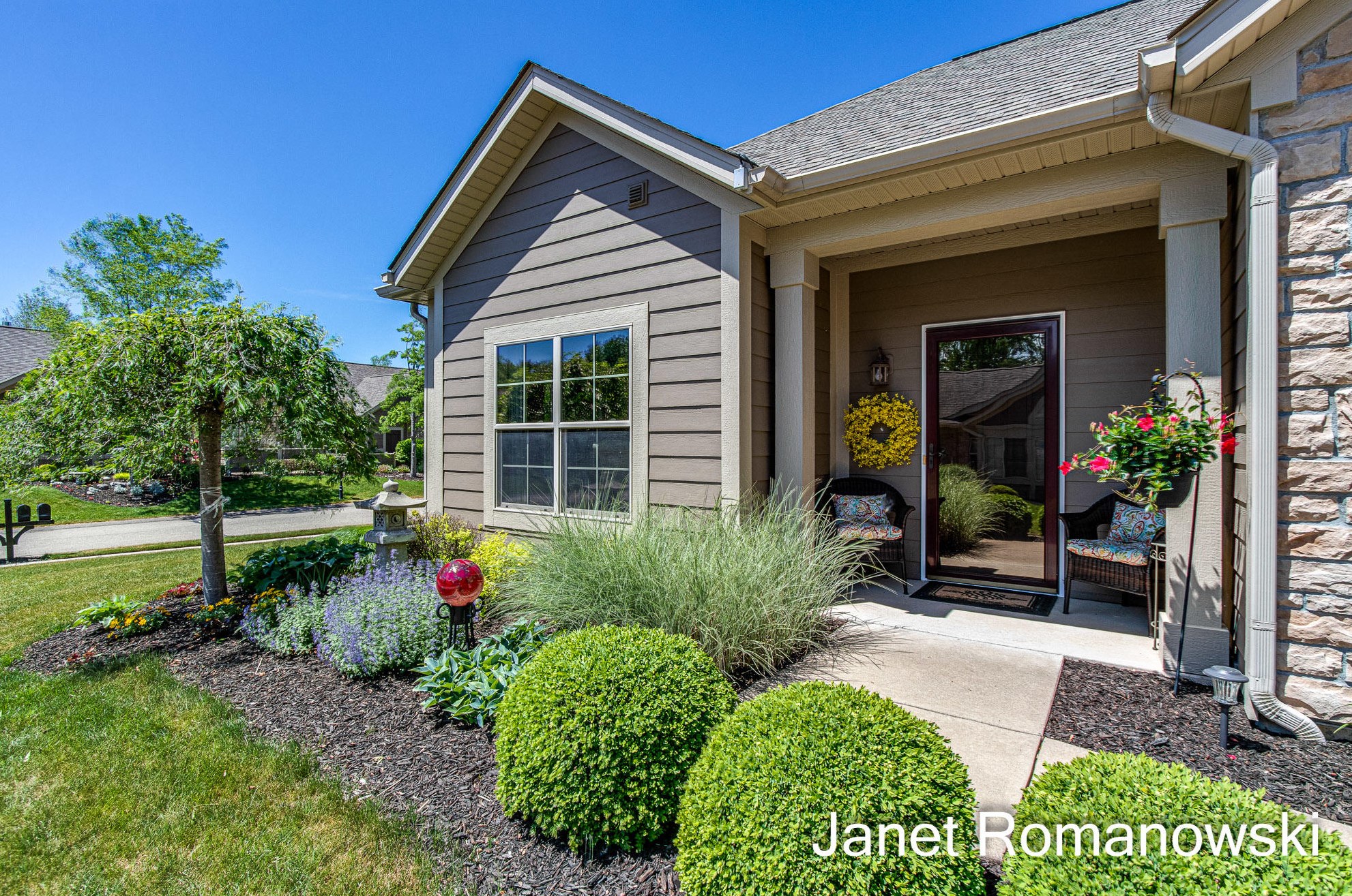 958 Bridge Crest Dr, Ada MI 49301-7828 exterior