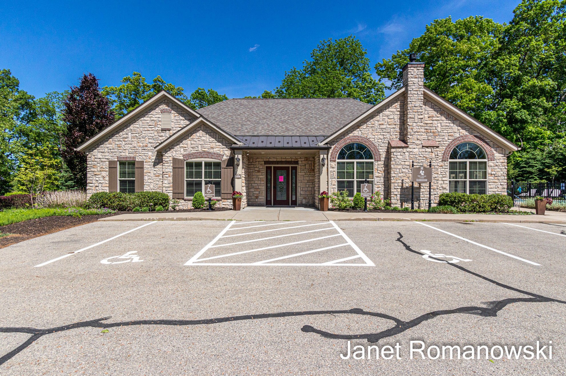 958 Bridge Crest Dr, Ada MI 49301-7828 exterior