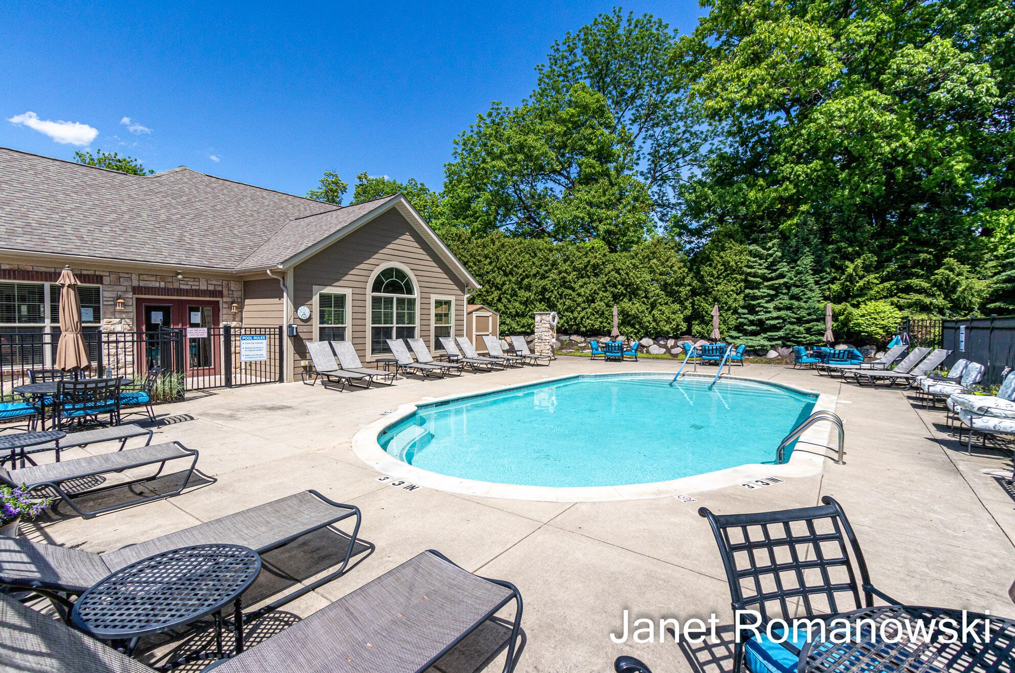 958 Bridge Crest Dr, Ada MI 49301-7828 exterior