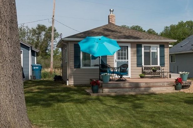 68608 Douglas Dr, Paw Paw, MI 49079-9720