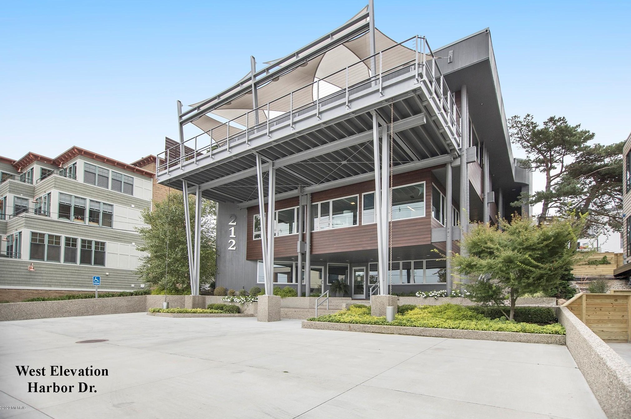 212 S Harbor Dr, Grand Haven, MI 49417
