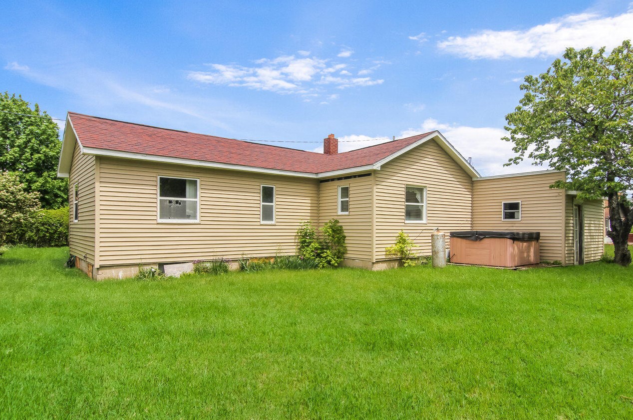 3461 Pine St, Arcadia, MI 49613