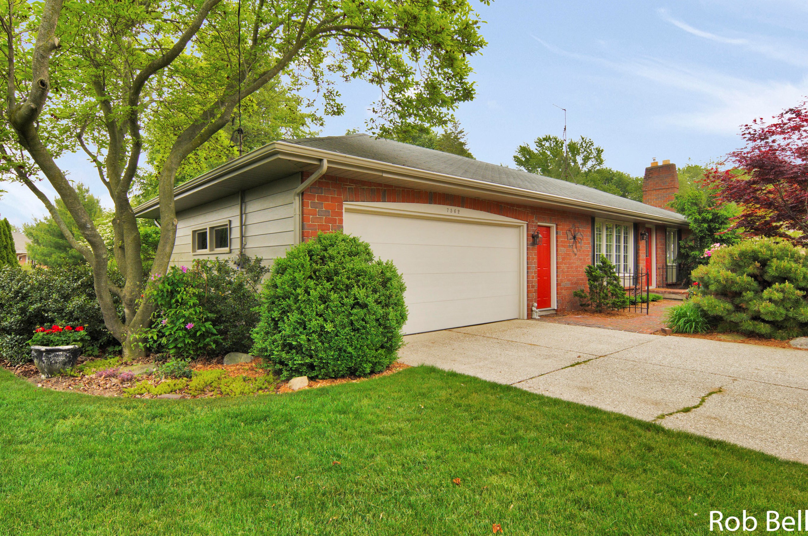 7562 Sandyhill Dr, Jenison, MI 49428-7717