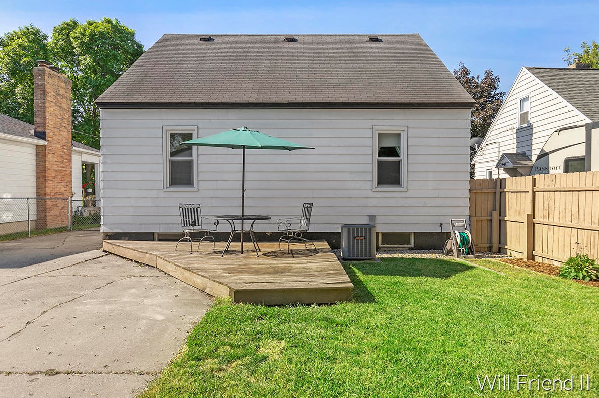 1019 Northlawn St, Grand Rapids MI  49505-3721 exterior