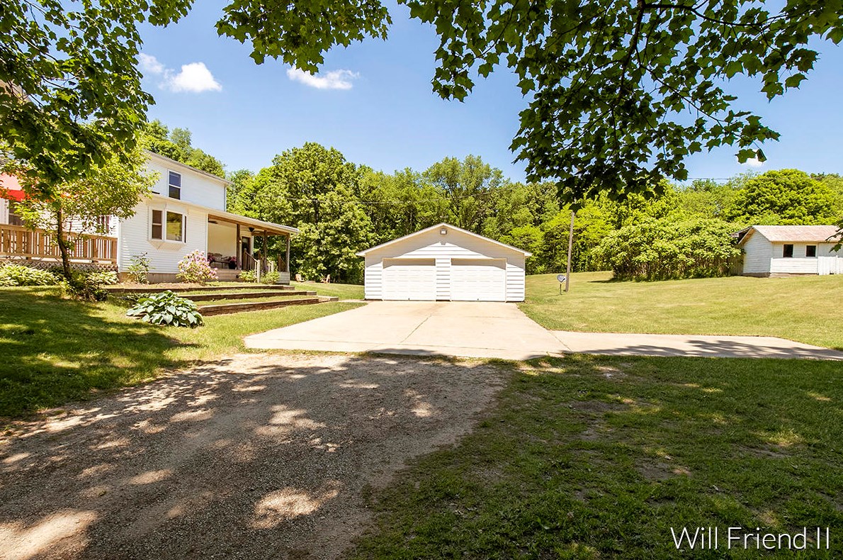 1608 Leinaar Rd, Delton, MI 49046-9549