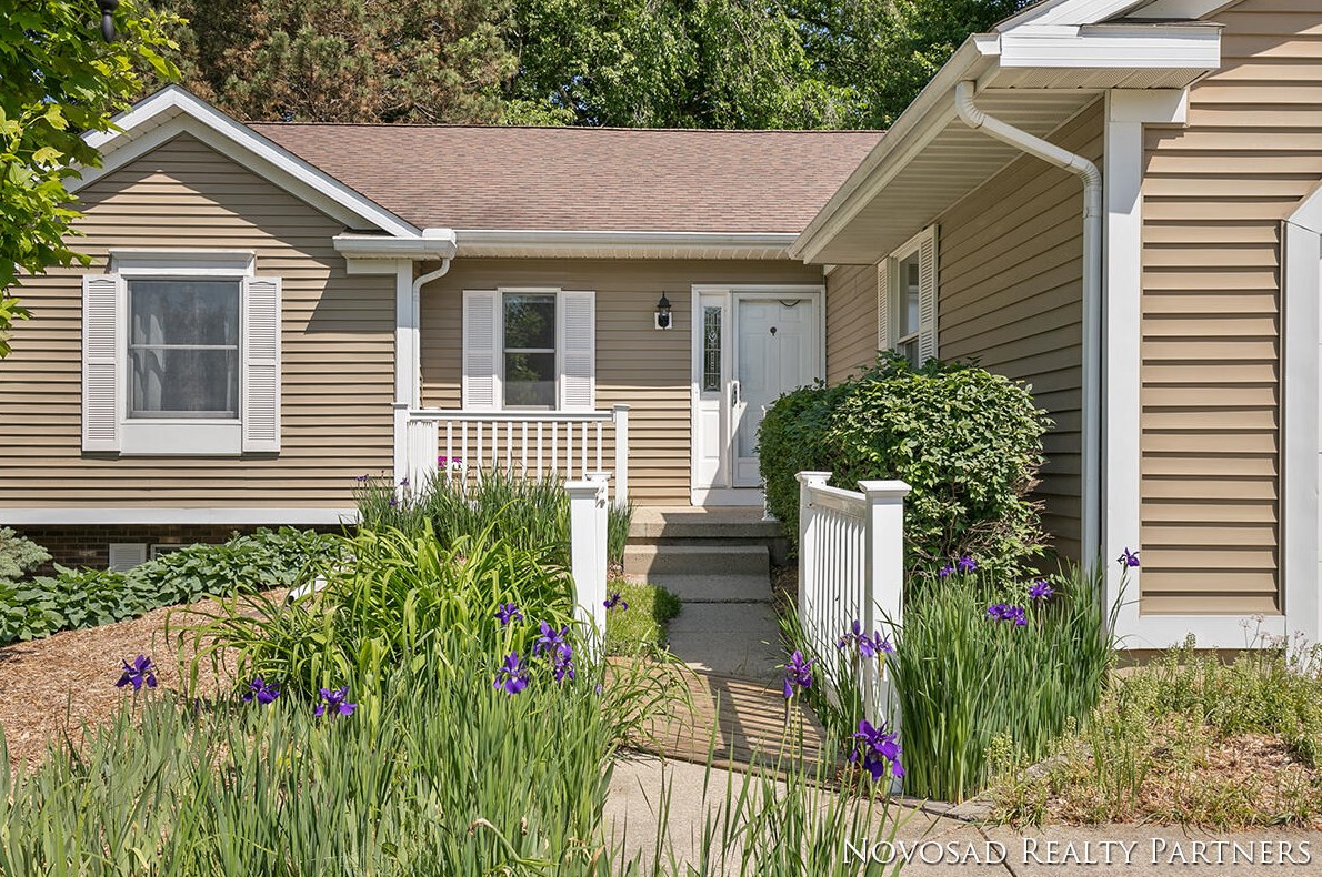 951 Woodspointe Dr, Byron Township, MI 49315-8224