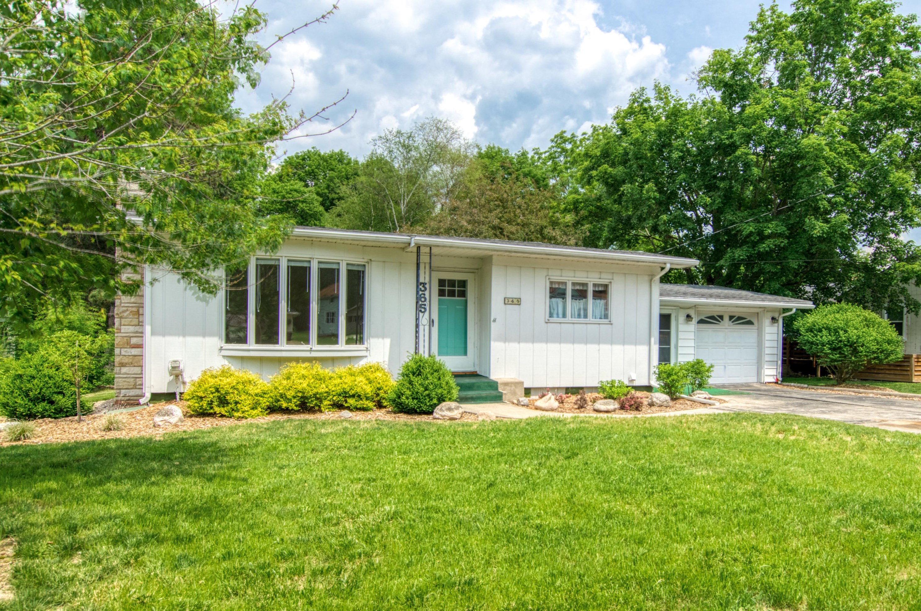 365 Mill St, Saranac, MI 48881-9717