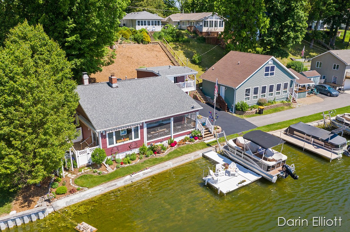 6744 Shoreline Ct, Saranac, MI 48881-8797