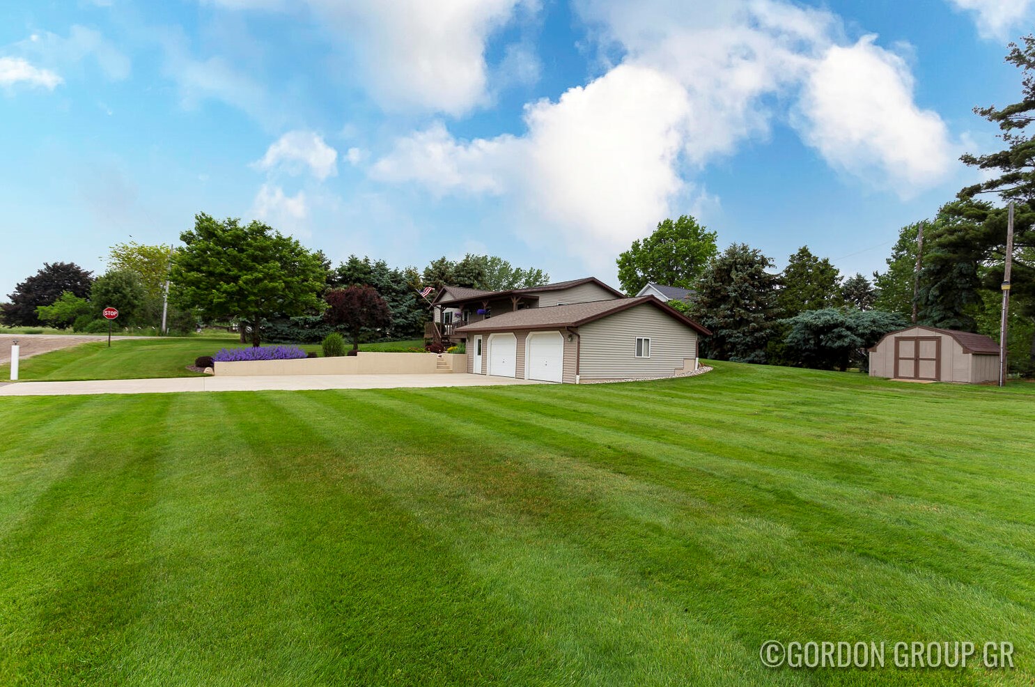 9960 Kenowa Ave, Sparta, MI 49345-9713