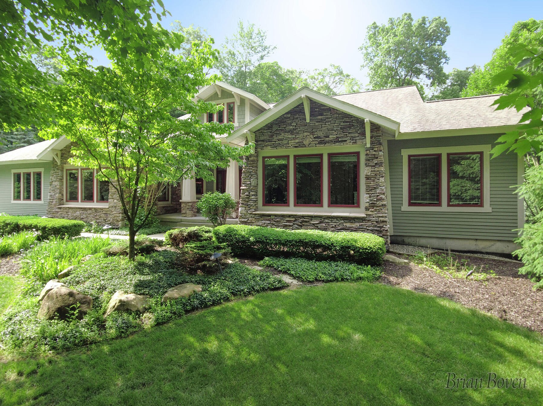 8862 Beech Hill Ct, Ada, MI 49301-8211