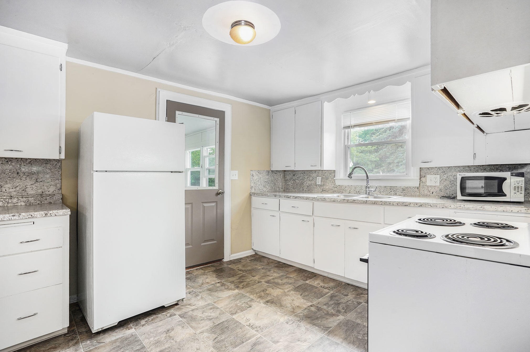 826 Fulton St, Grand Rapids MI 49506-1813 exterior