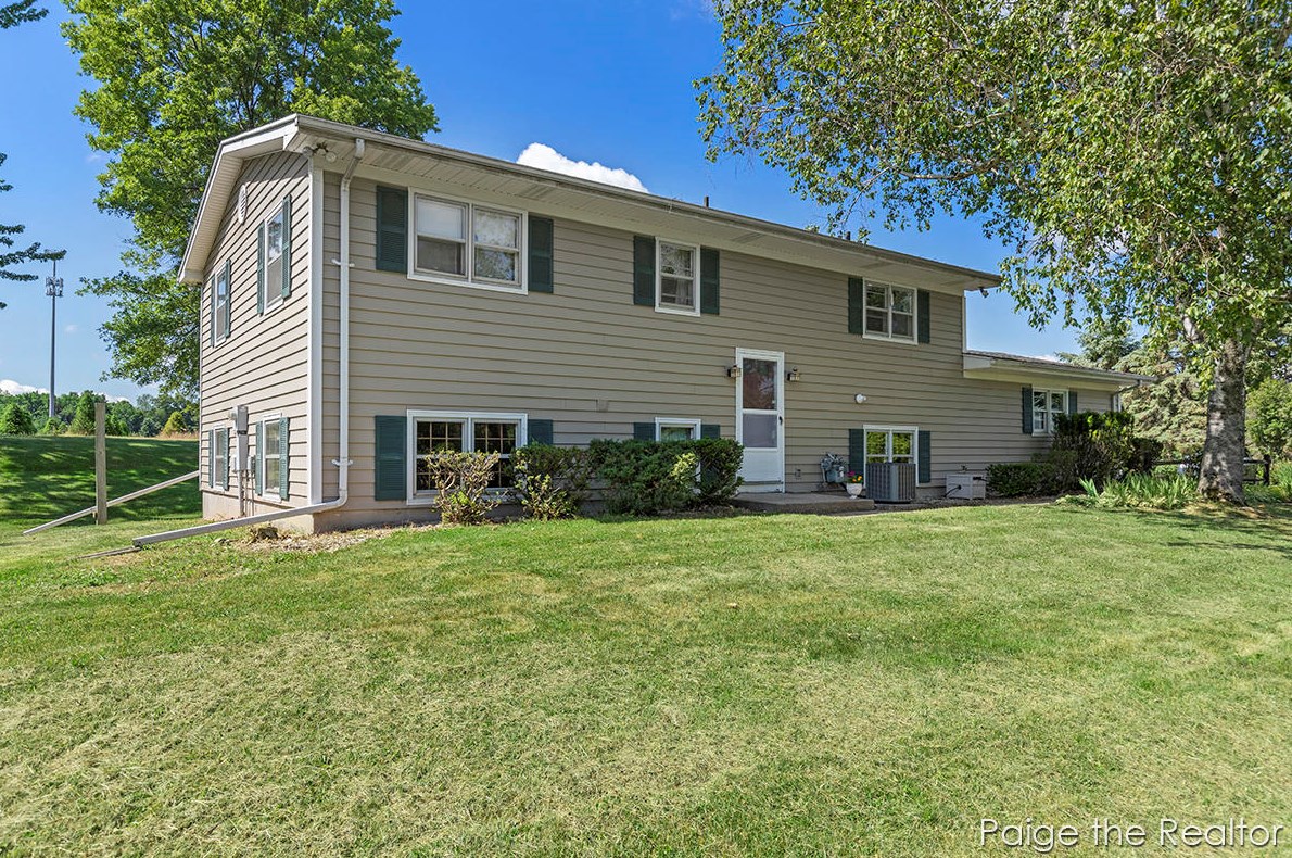 8118 28th St, Ada, MI 49301-9345