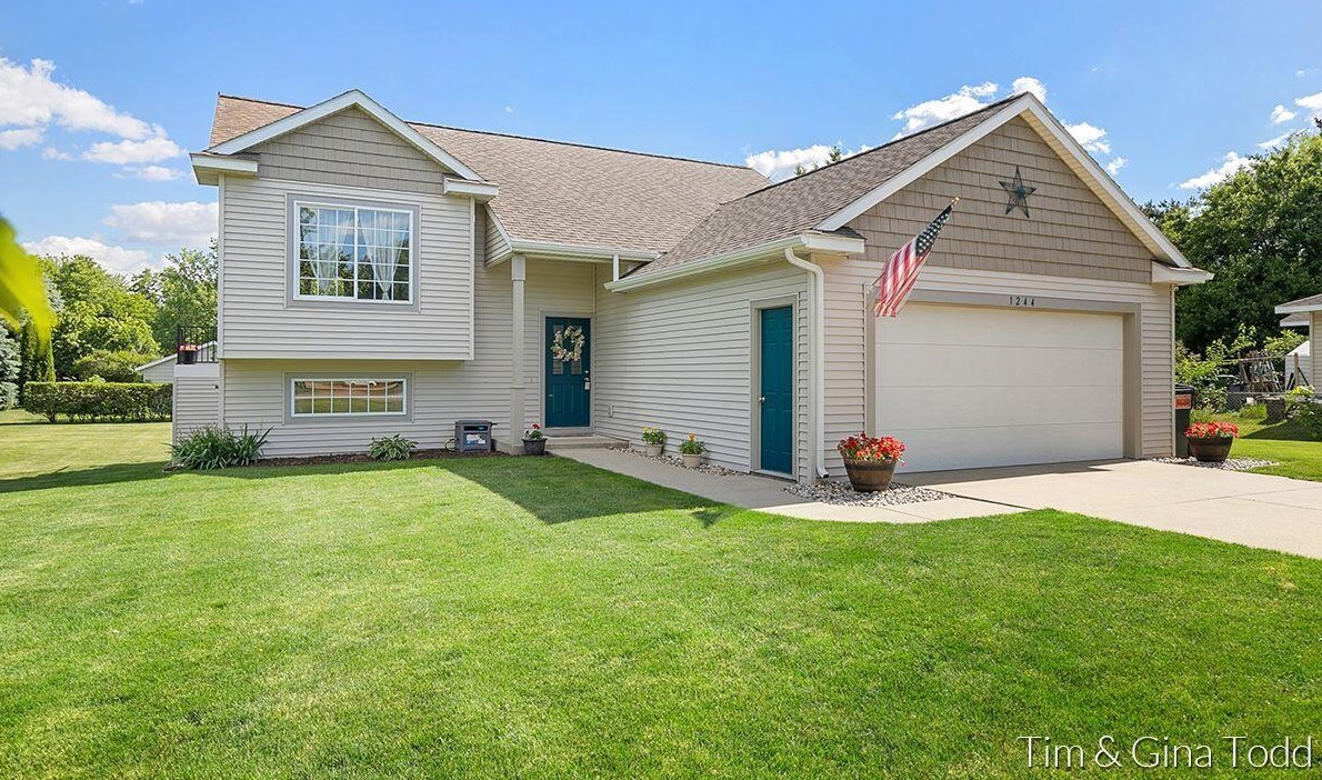 1244 Bauer Rd, Jenison, MI 49428-9448