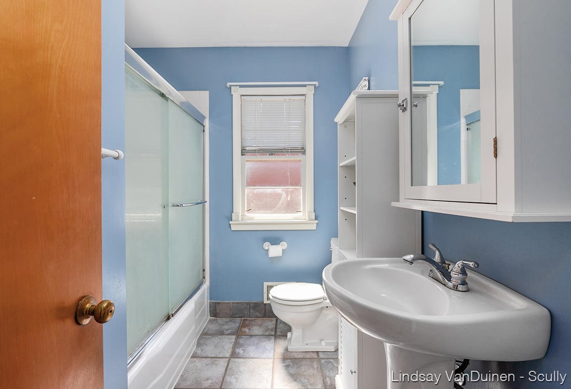 1905 Englewood Dr, Grand Rapids MI  49506-4604 exterior