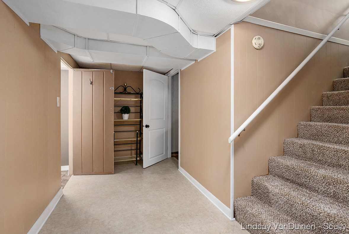 1905 Englewood Dr, Grand Rapids MI  49506-4604 exterior