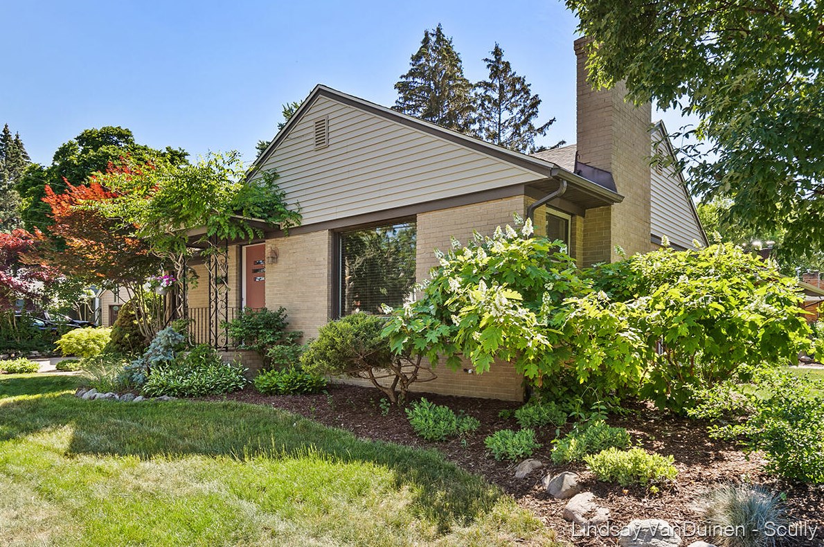 1905 Englewood Dr, Grand Rapids MI  49506-4604 exterior