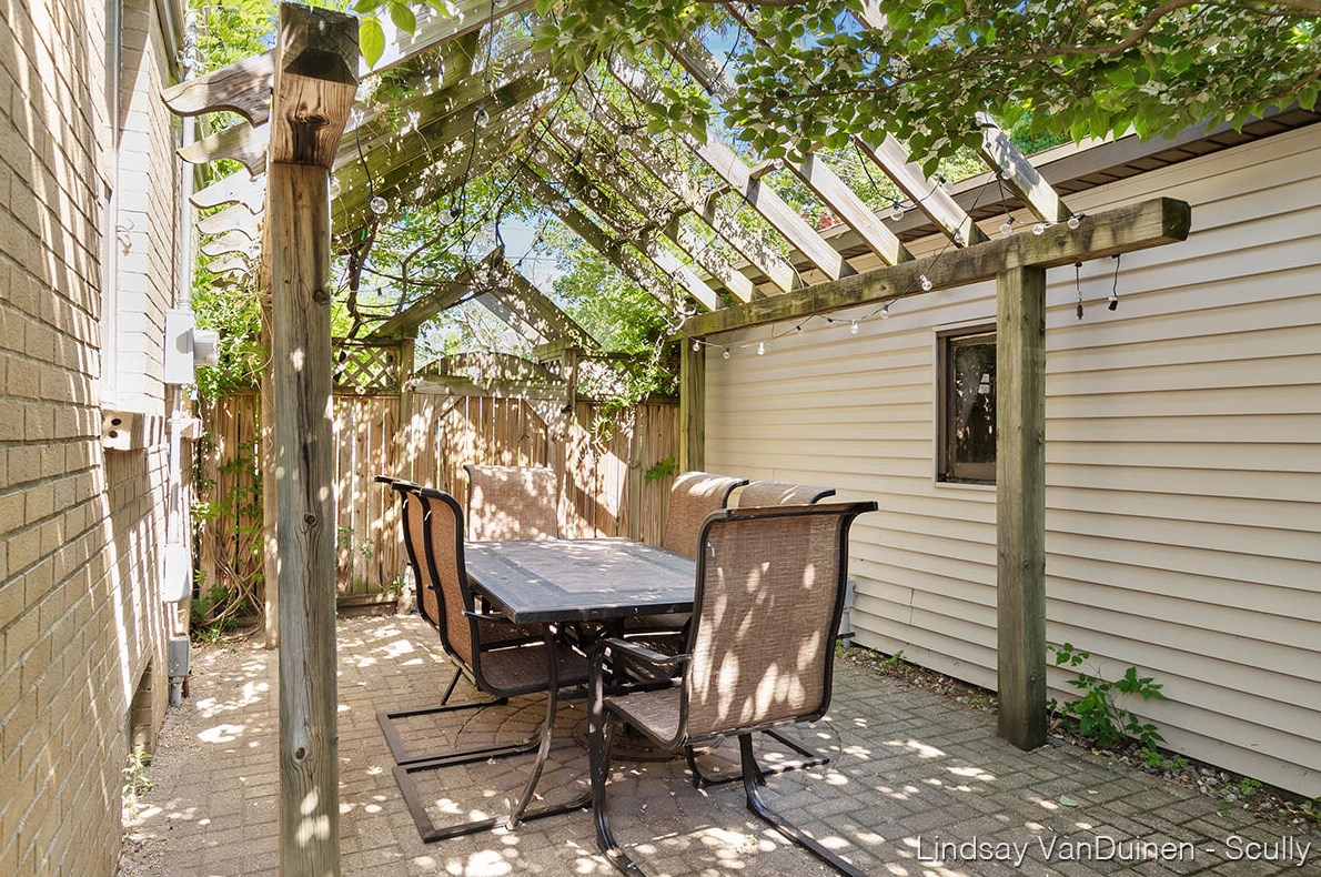 1905 Englewood Dr, Grand Rapids MI  49506-4604 exterior