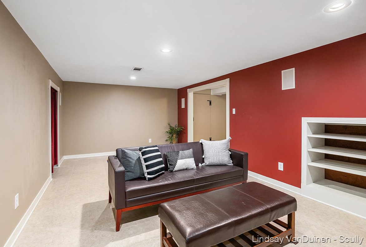 1905 Englewood Dr, Grand Rapids MI  49506-4604 exterior