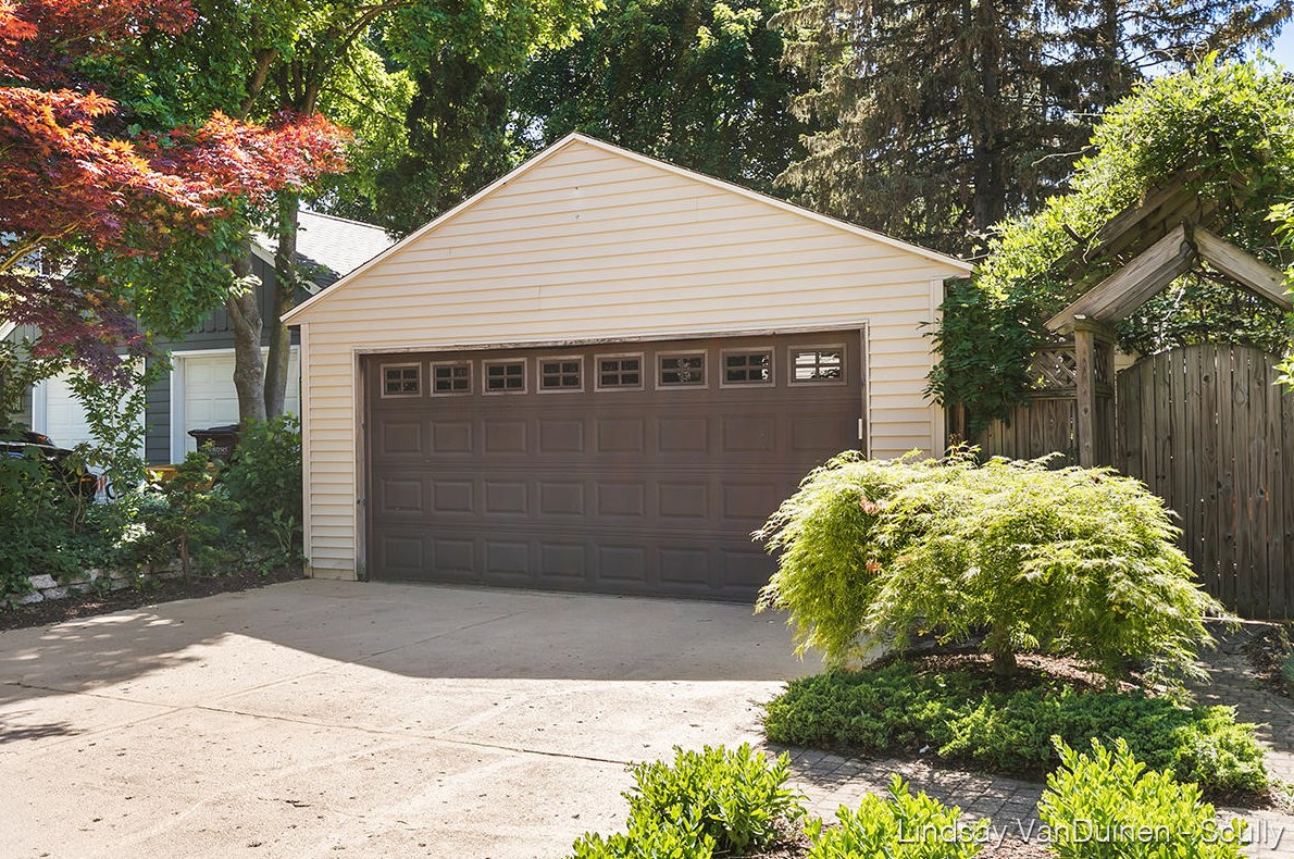 1905 Englewood Dr, Grand Rapids, MI 49506-4604