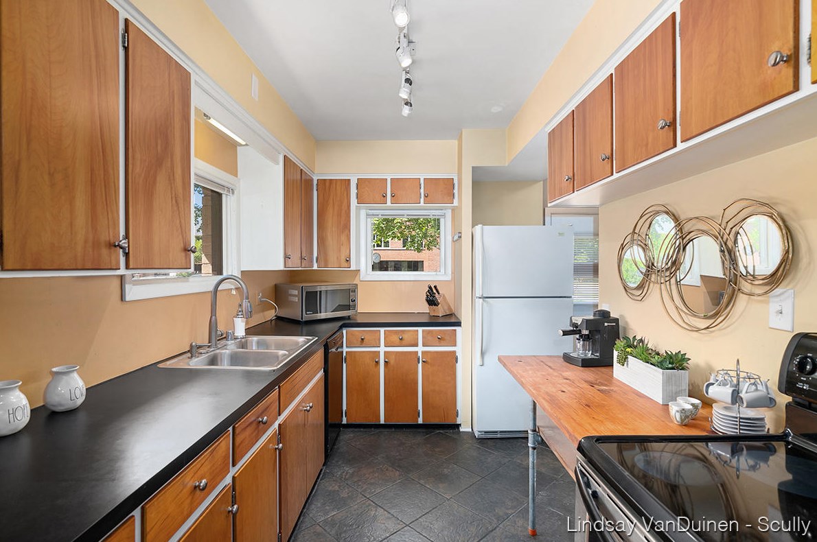 1905 Englewood Dr, Grand Rapids MI  49506-4604 exterior