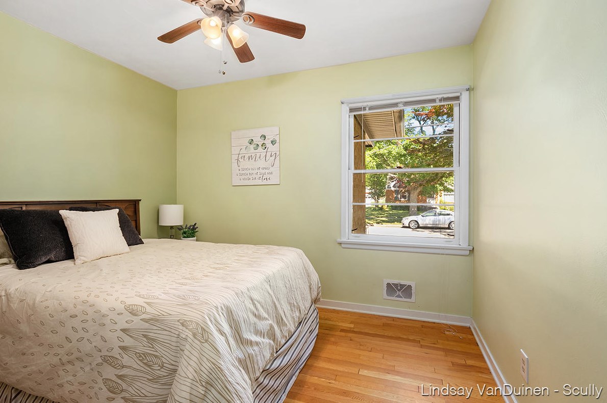 1905 Englewood Dr, Grand Rapids MI  49506-4604 exterior