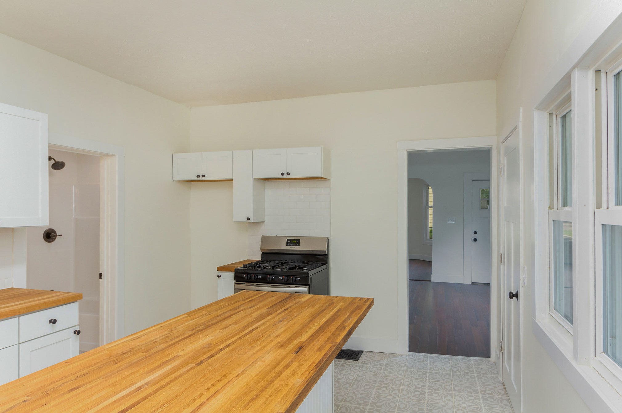 360 Hogadone Ave, Grand Rapids MI 49504-6225 exterior