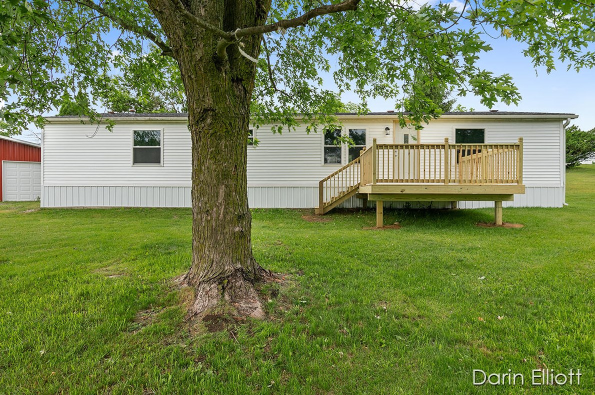 8500 Peck Lake Rd, Saranac MI  48881-9633 exterior