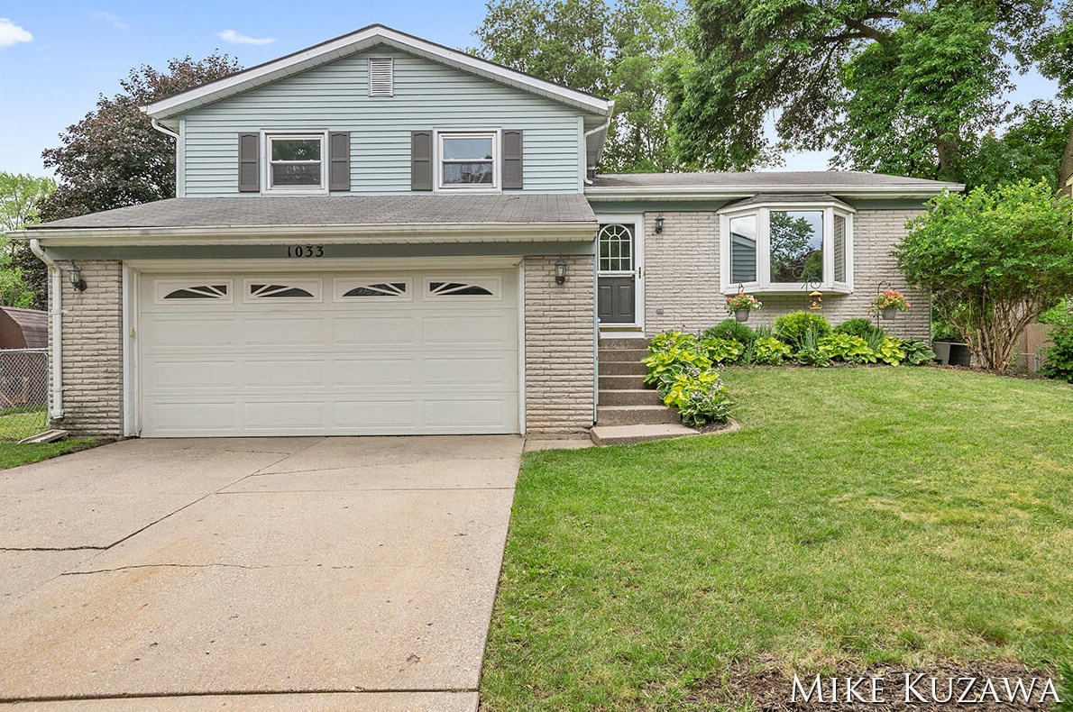 1033 Walwood Dr, Grand Rapids, MI 49505