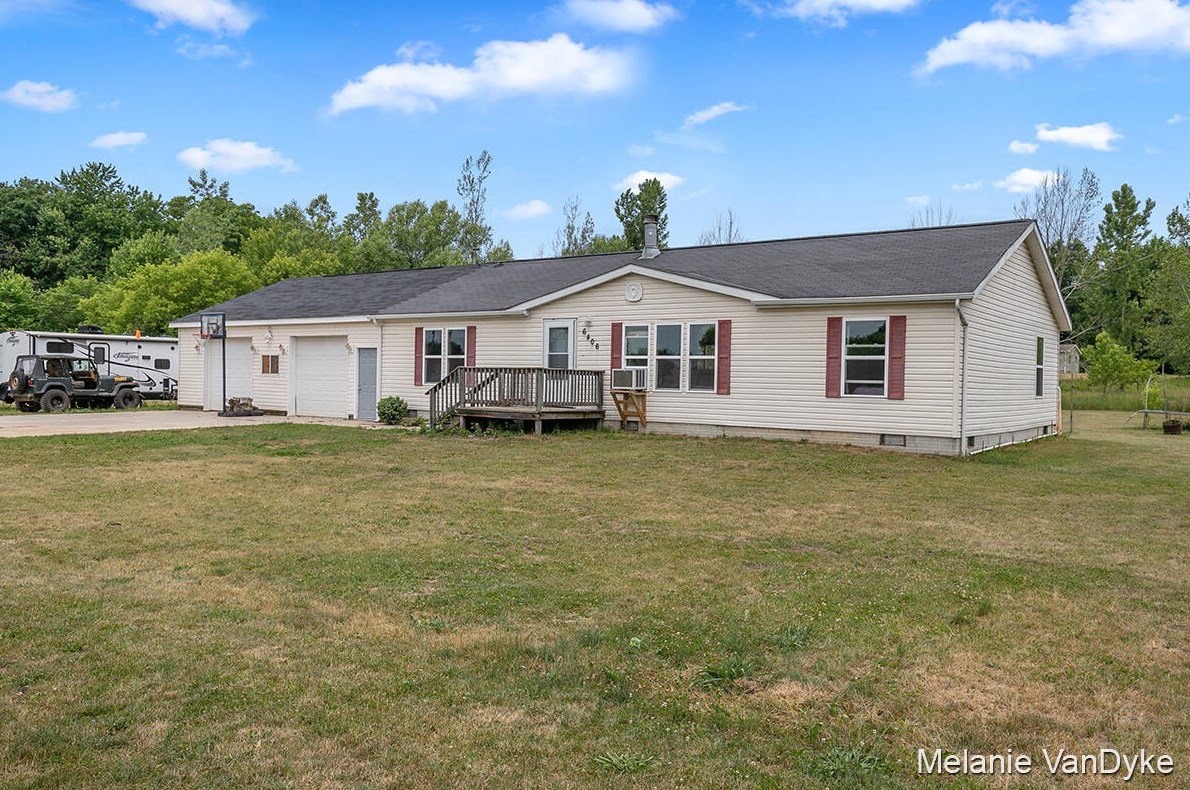 6406 Palmer Rd, Belding, MI 48809
