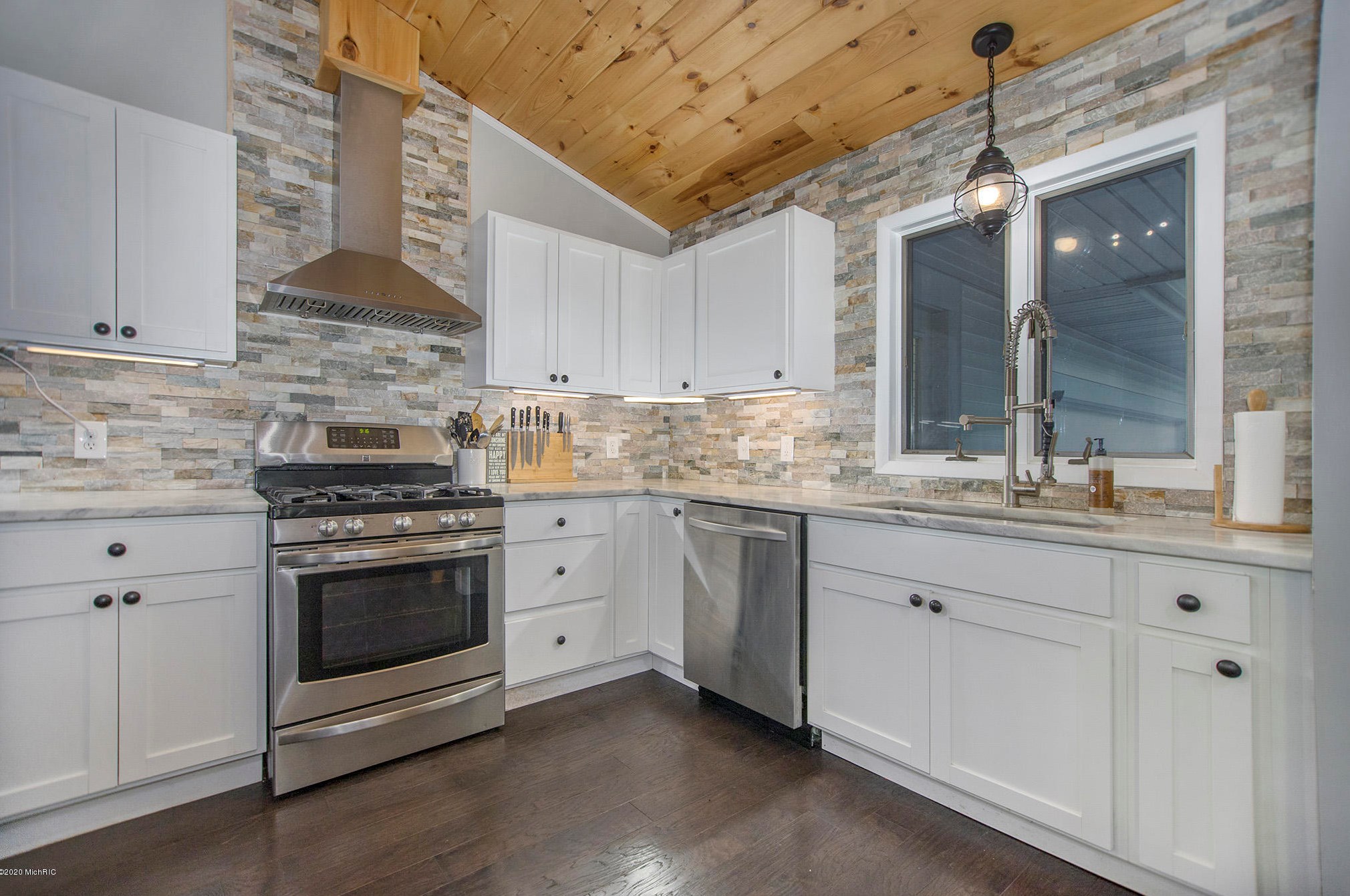 15304 Central Ave, Spring Lake MI  49456-9551 exterior