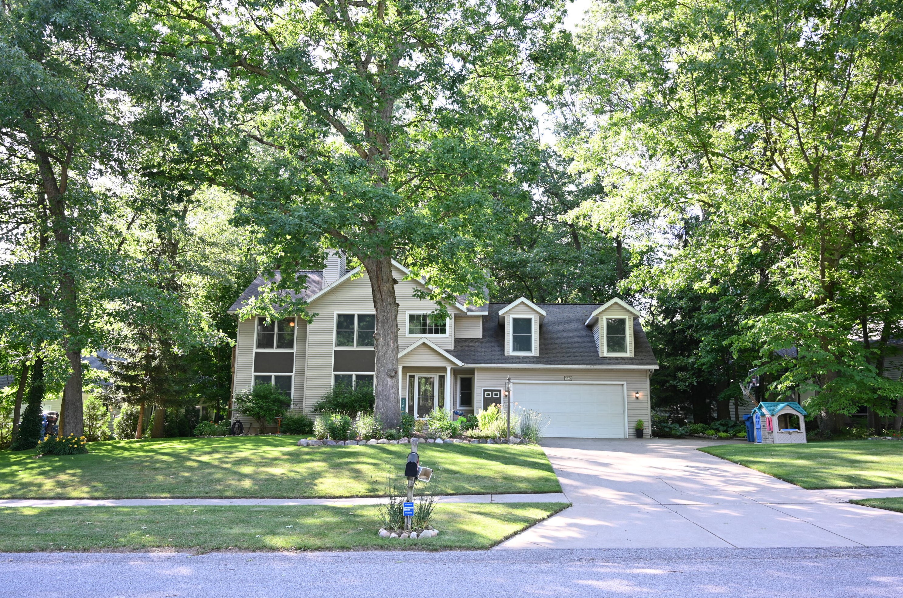 5796 Rollaway Dr, Comstock Park, MI 49321-9613