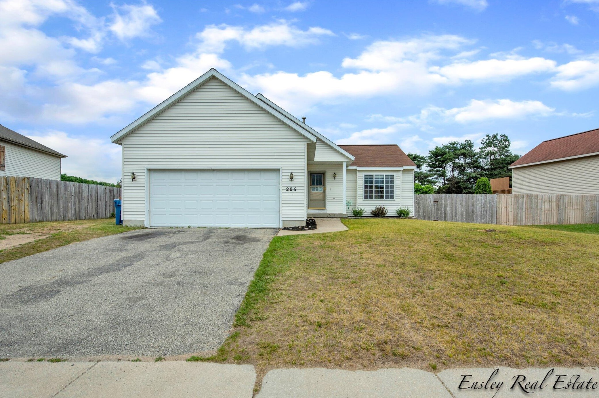 206 Pine Meadow Dr, Belding, MI 48809