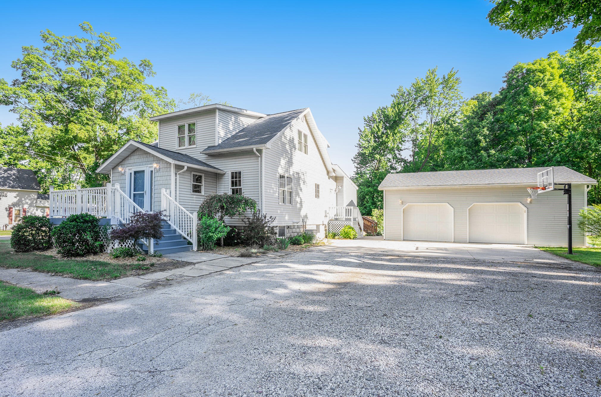 104 Douglas St, Bangor, MI 49013-1423