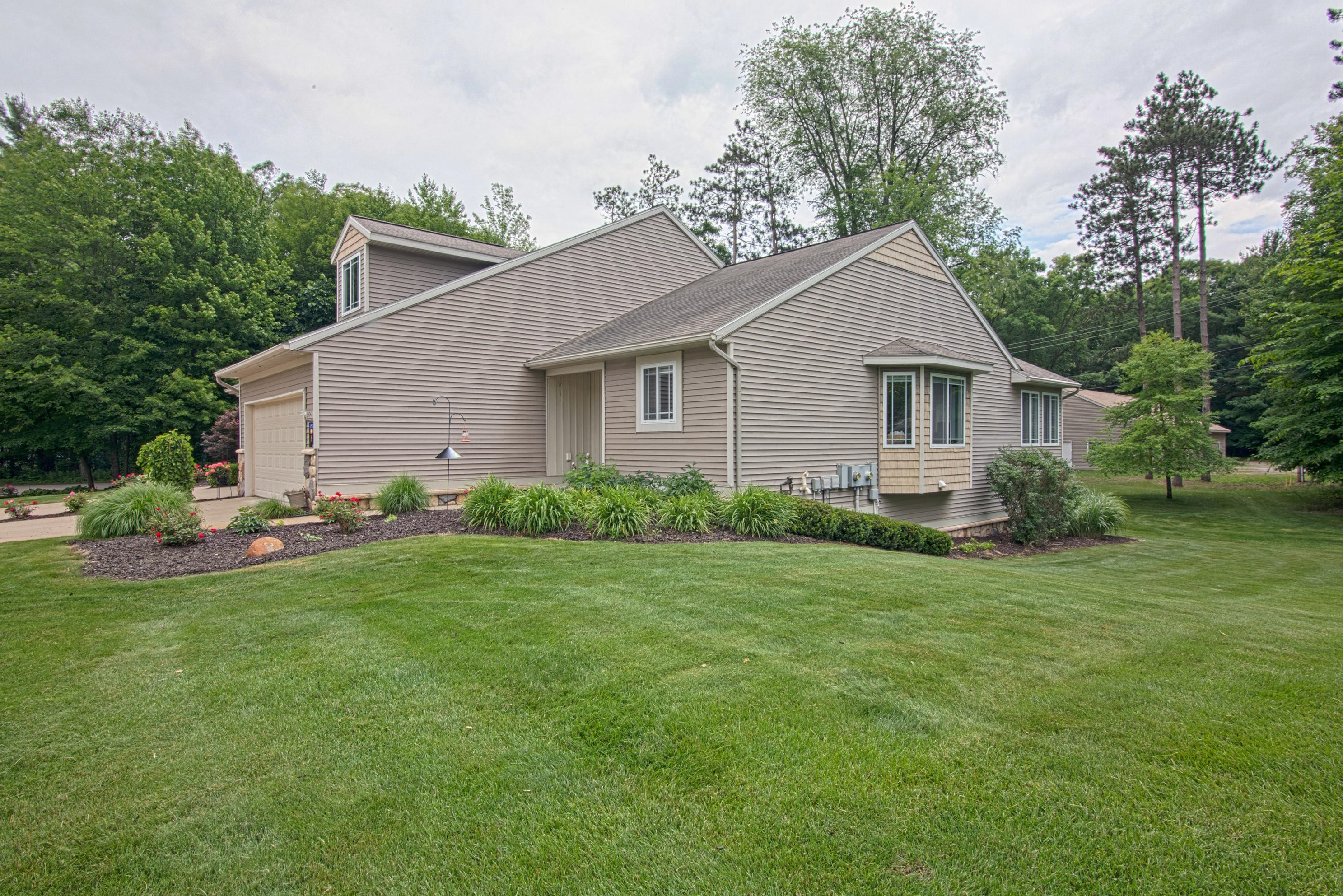 2806 Sandy Pines Dr, Dorr, MI 49323-9124