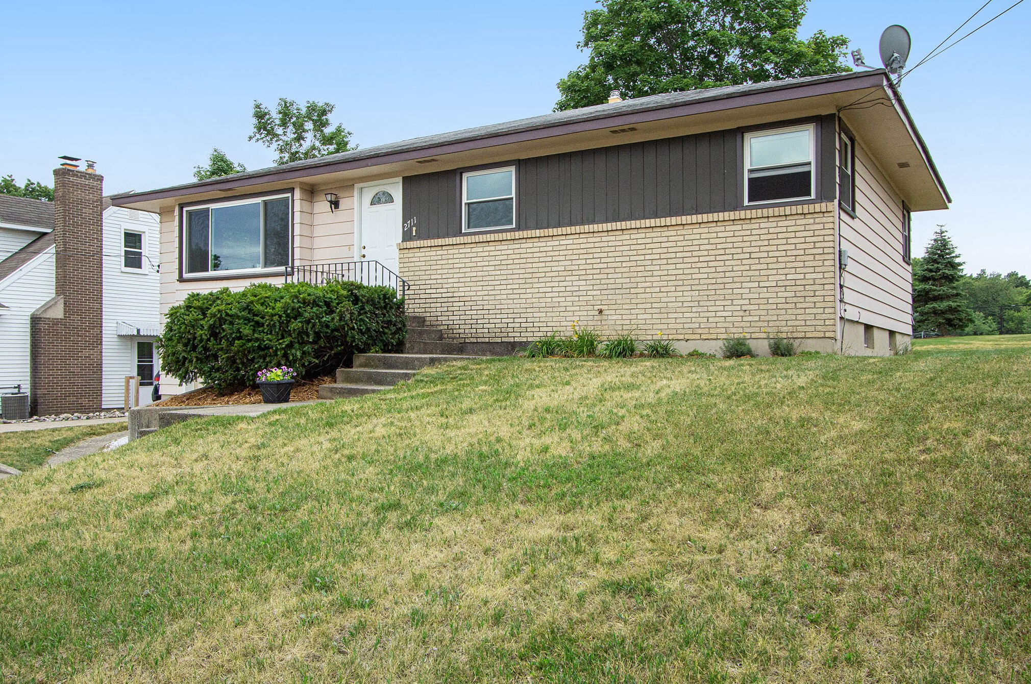 2711 Valley Ave, Grand Rapids MI  49544-1754 exterior