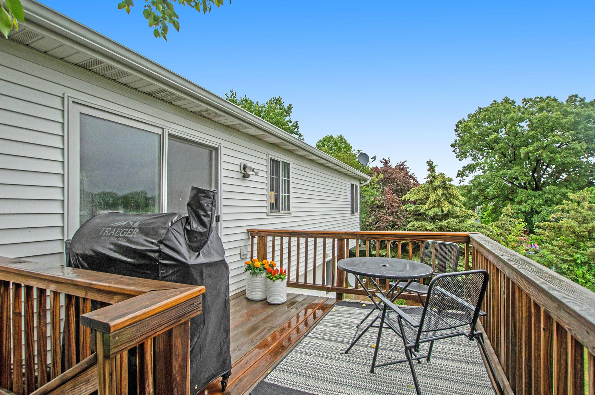 340 Riverwood Dr, Middlevle MI  49333-9092 exterior