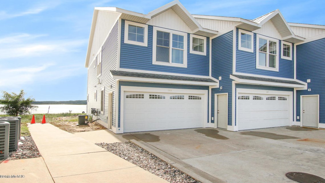 171 Joslin Cove Dr, Stronach, MI 49660