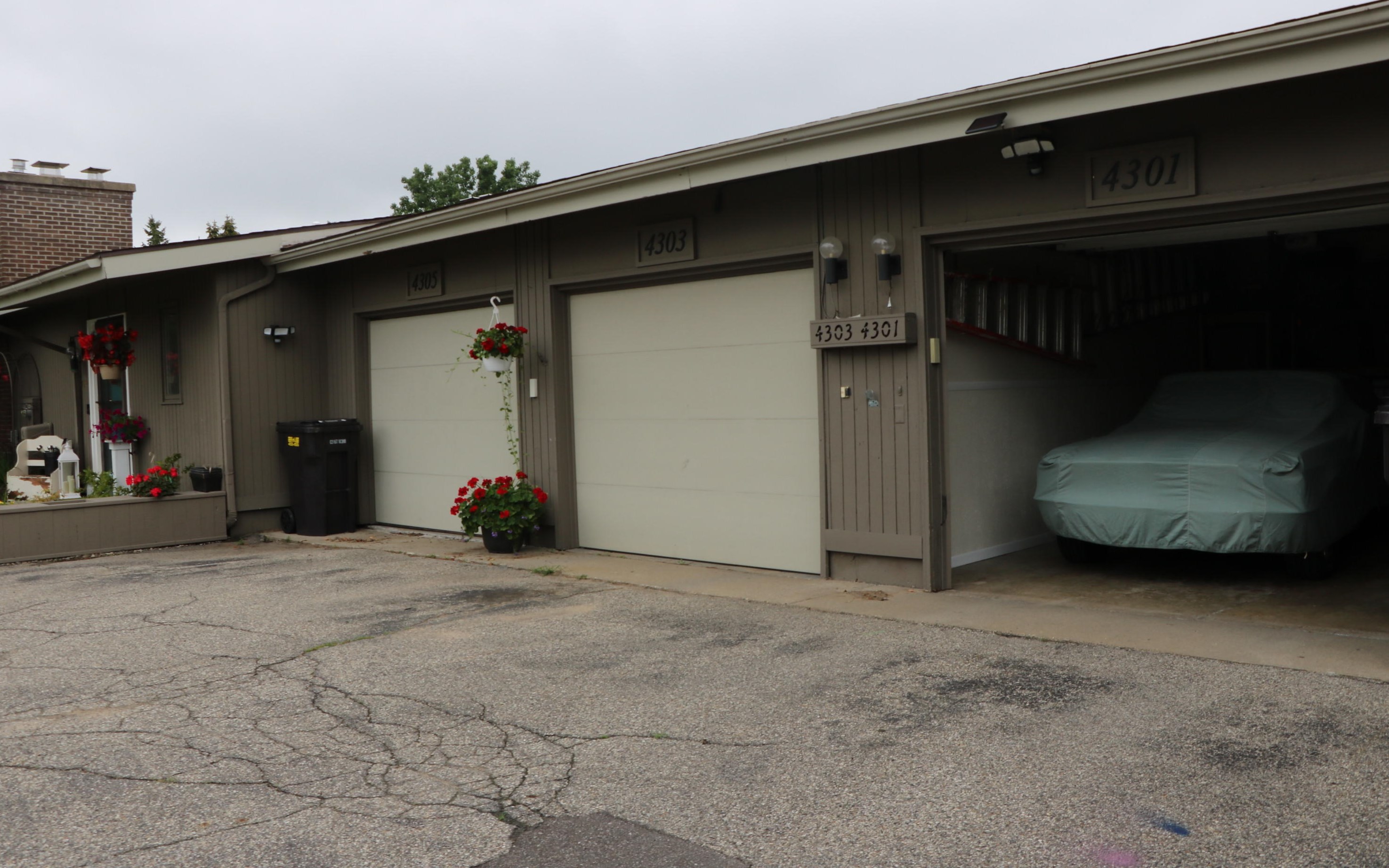 4301 Walnut Hl Dr, Grand Rapids MI 49512-3893 exterior