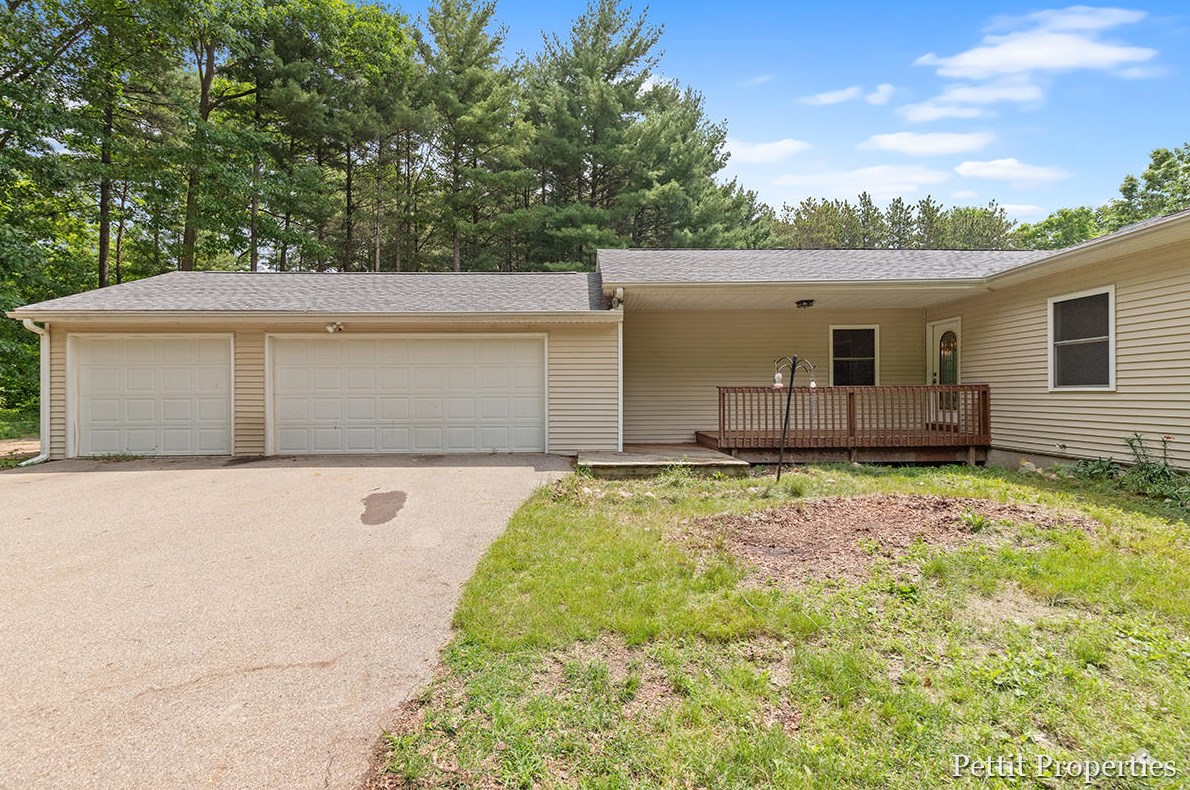2036 140th Ave, Dorr, MI 49323-9586