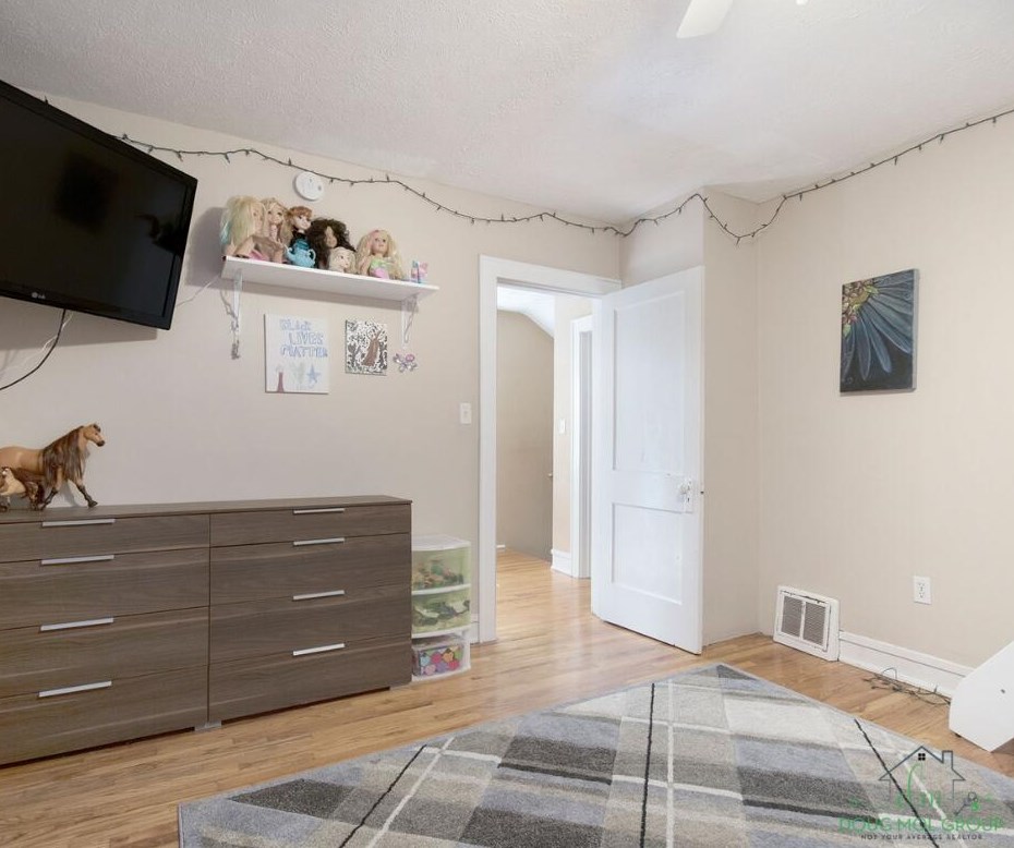 639 Leonard St, Grand Rapids MI  49503-1134 exterior