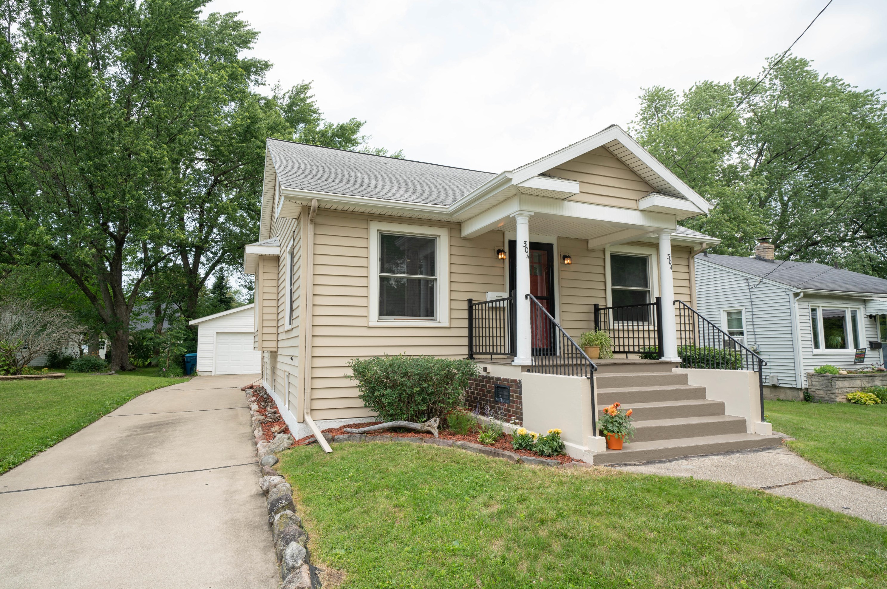 304 Whitcomb St, Kalamazoo, MI 49001-4287