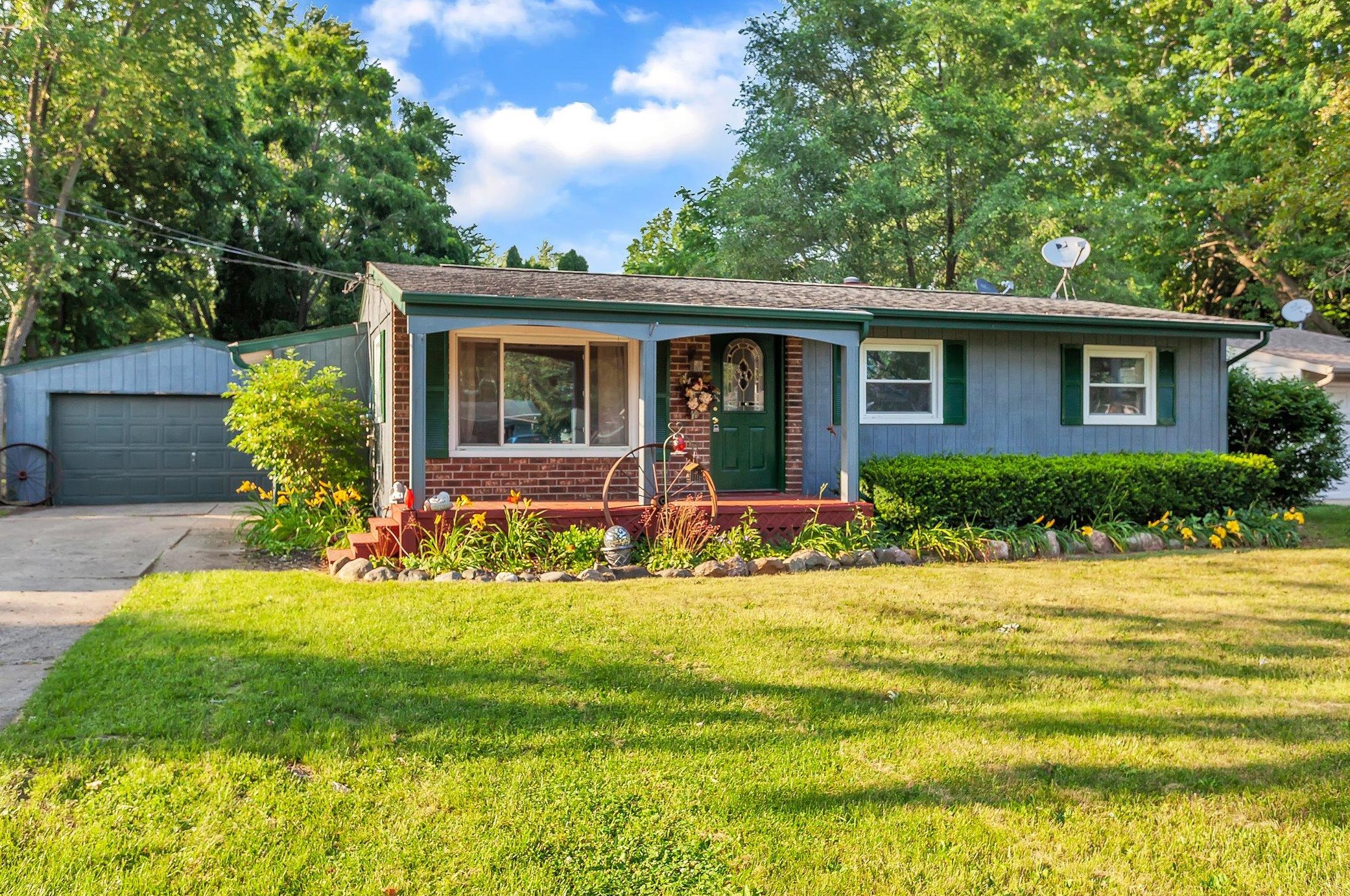 132 Circle Dr, Marshall, MI 49068-1906