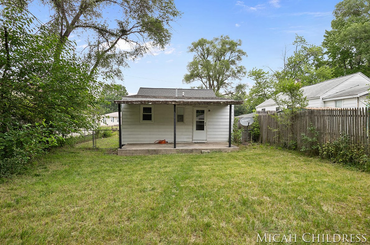 226 43rd St, Grand Rapids MI  49548-3027 exterior