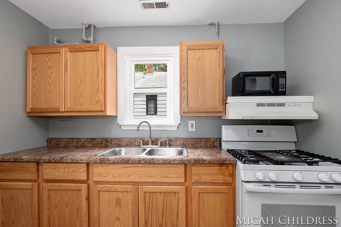 226 43rd St, Grand Rapids MI  49548-3027 exterior