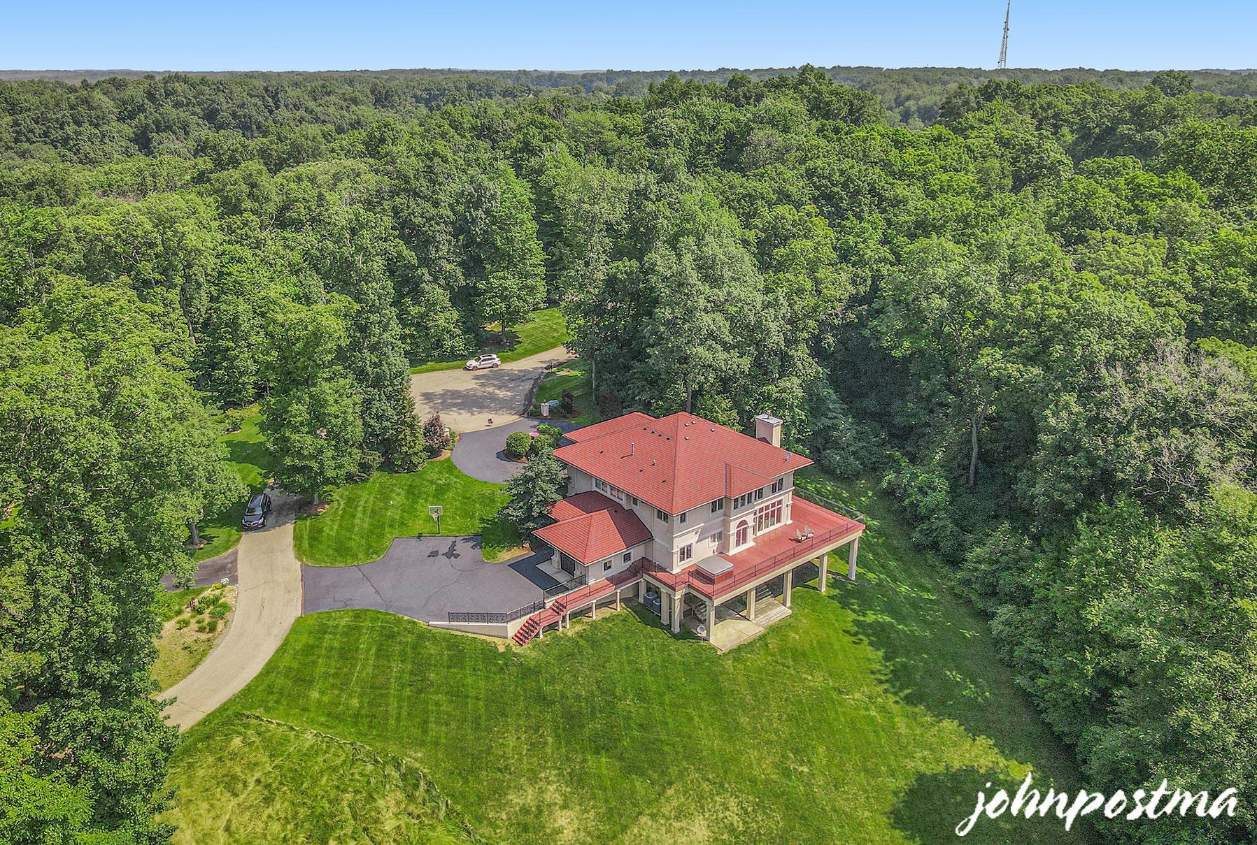 2188 Fairridge Dr, Ada MI 49301-8551 exterior