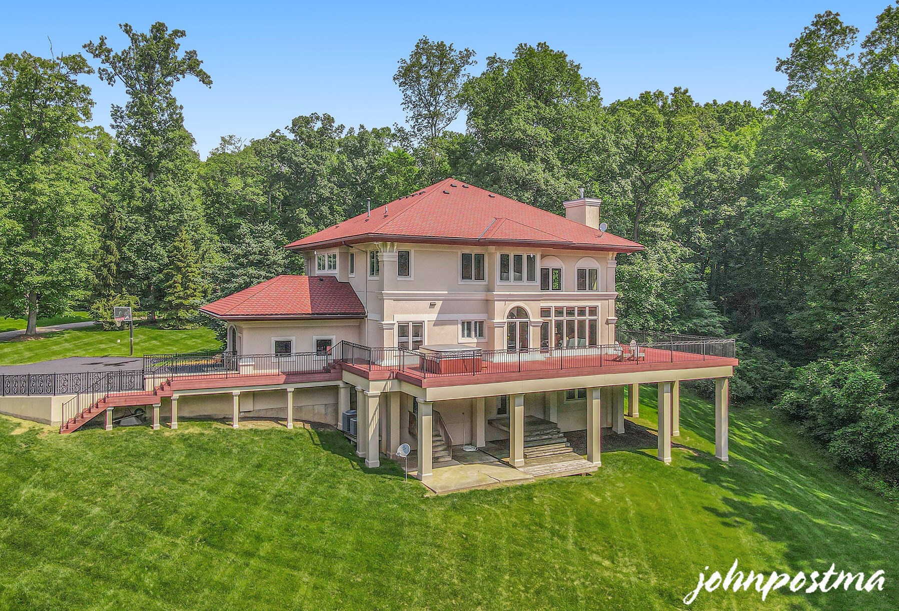 2188 Fairridge Dr, Ada MI 49301-8551 exterior