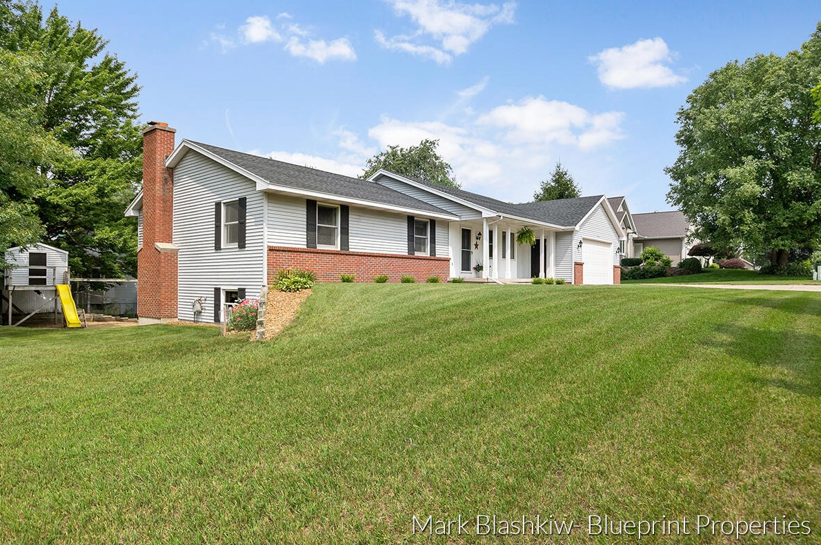 1056 Woodspointe Dr, Byron Township, MI 49315-8228